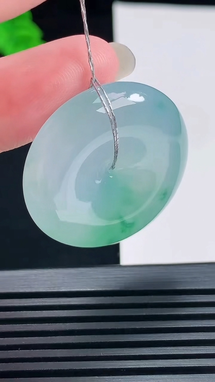 天然A货翡翠平安扣吊坠，尺寸32-8.2 重量:17.36g
6月23日