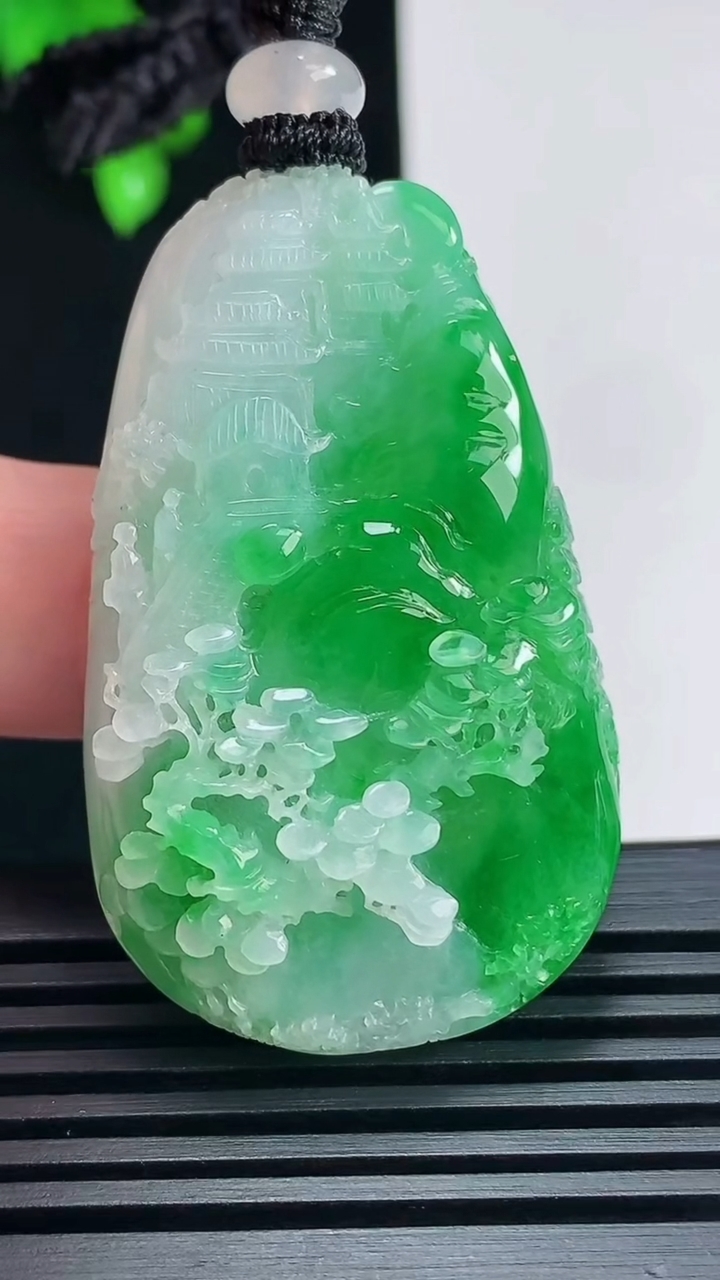 天然A货翡翠山水牌吊坠，尺寸47-29.6-11 重量:28.68g
6月23日