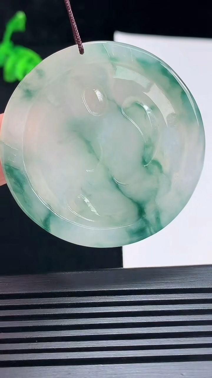 天然A货翡翠冰种飘花大日如来佛吊坠，尺寸46-5.2 重量:21.50g H30
6月23日
