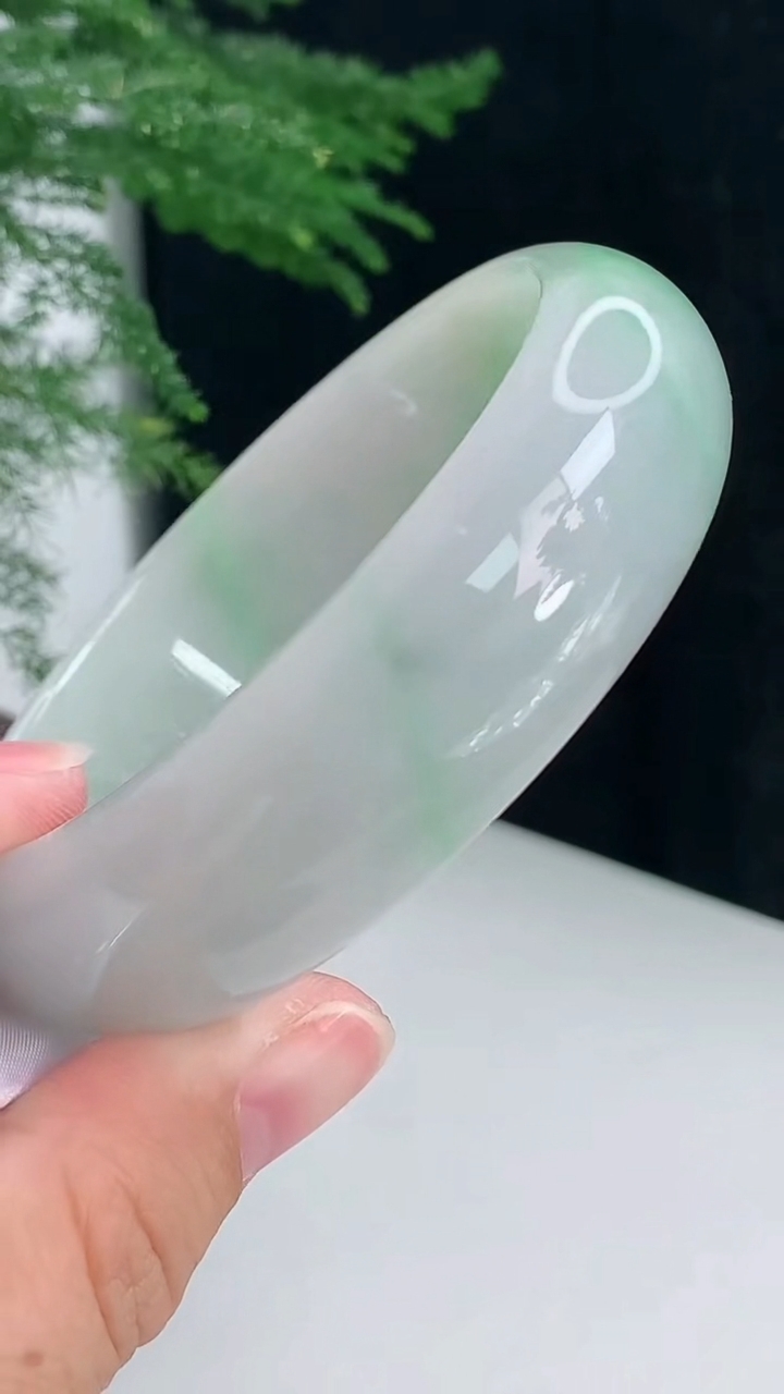 圈口59-60翡翠a货冰种宽边轮胎手镯尺寸59.2-18-7.2 含包重量:100.29g6月23日