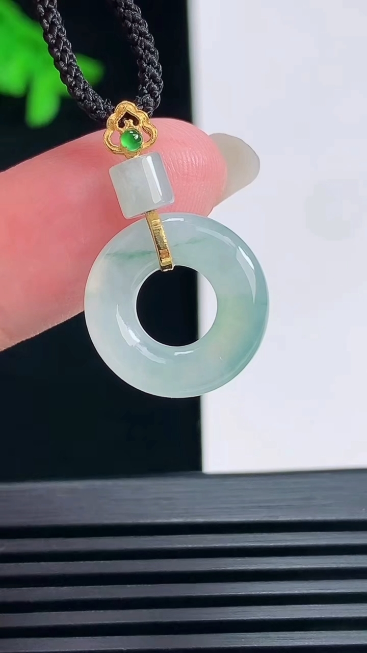 天然A货翡翠平安环吊坠，尺寸26-15.8-3.6 重量:2.00g
6月23日