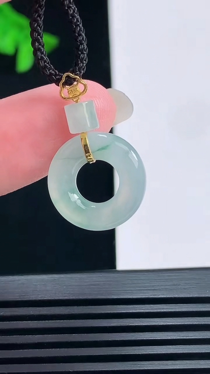 天然A货翡翠平安环吊坠，尺寸26-15.8-3.6 重量:2.00g
6月23日