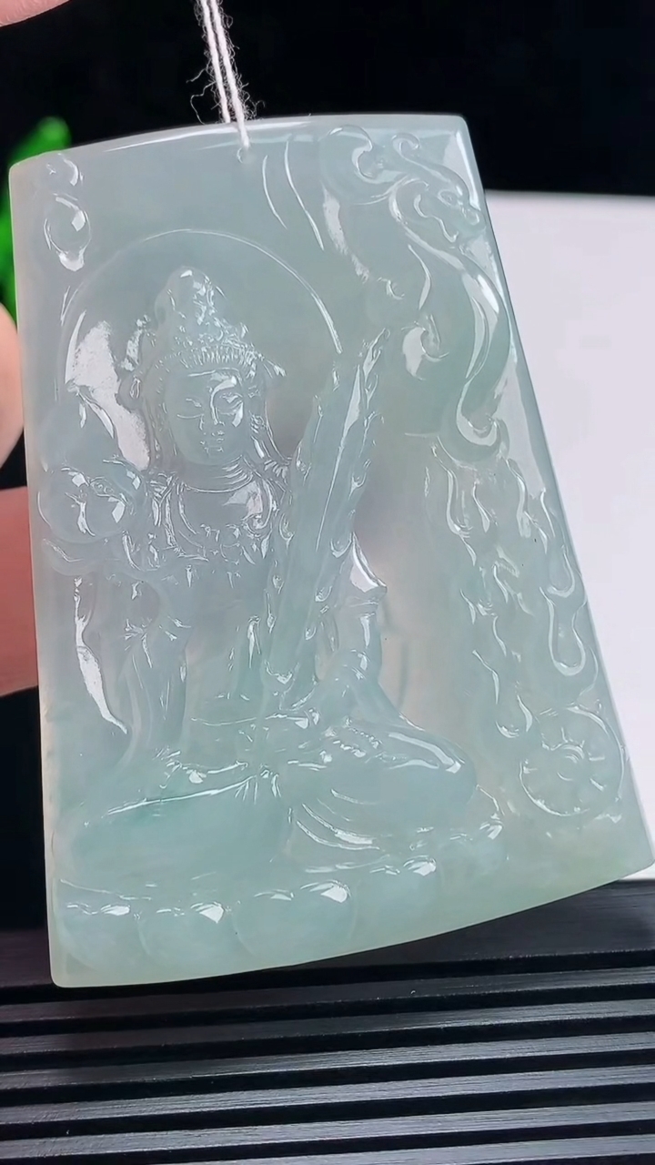 天然A货翡翠虚空藏菩萨吊坠，尺寸61.5-45.6-5 重量:33.32g
6月23日