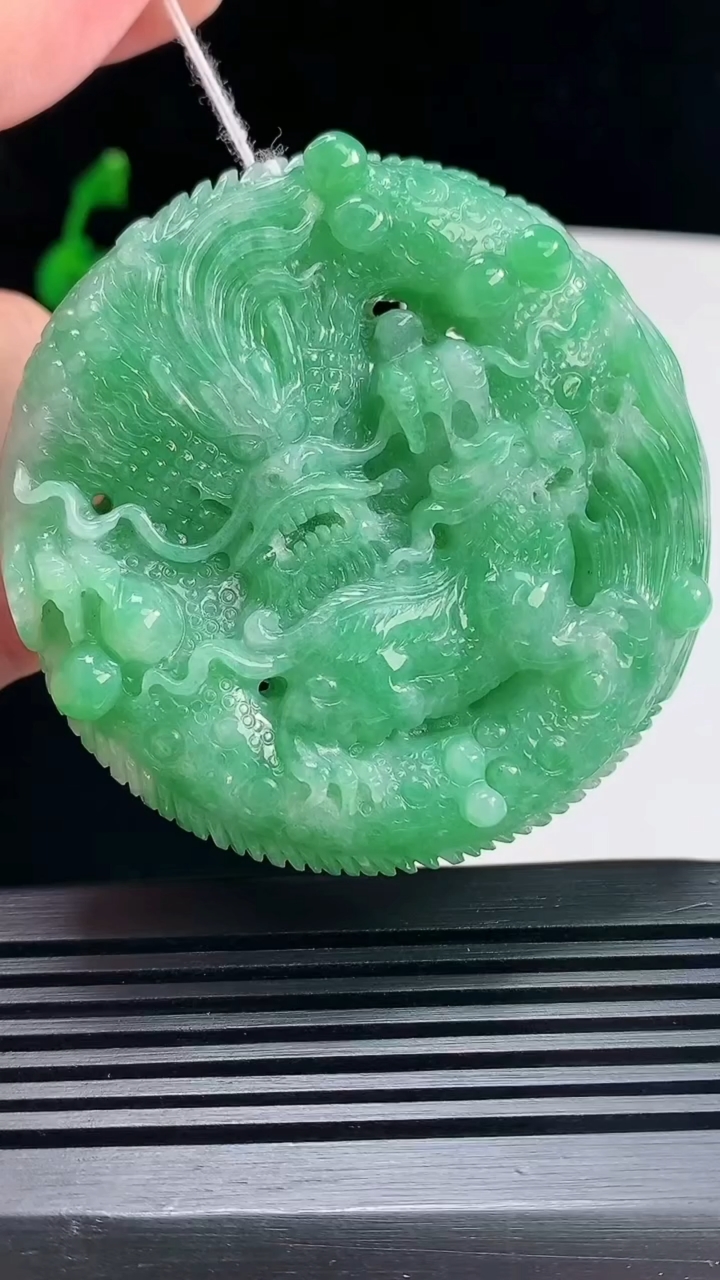 天然A货翡翠龙牌吊坠，尺寸57-13.5 重量:82.29g
6月23日