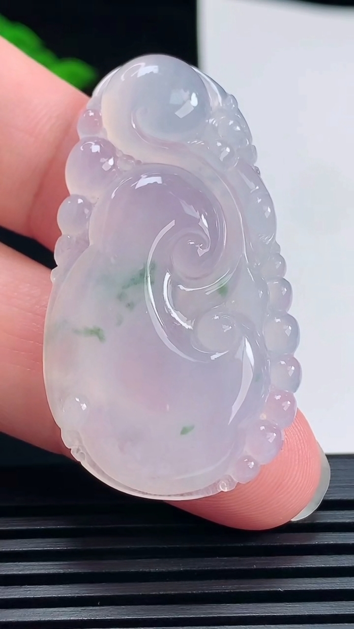 天然A货翡翠冰种飘花如意吊坠，尺寸48-26.6-6.6 重量:16.21g
6月23日