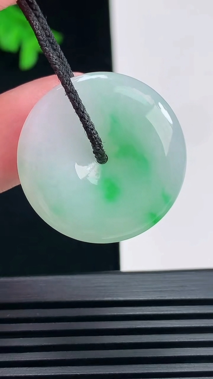 天然A货翡翠平安扣吊坠，尺寸26.5-5.5 重量:8.53g
6月23日