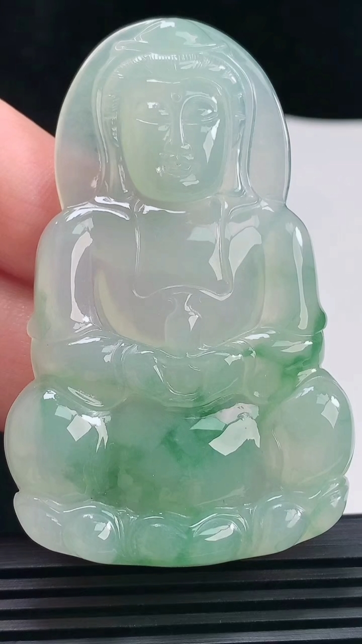 天然A货翡翠种飘花正装观音吊坠，尺寸66.5-42.5-5.8 重量:28.30g
6月23日