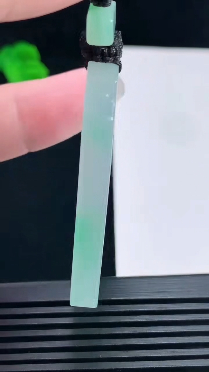 天然A货翡翠山水牌吊坠，尺寸52-34-5.5 重量:27.48g
6月23日