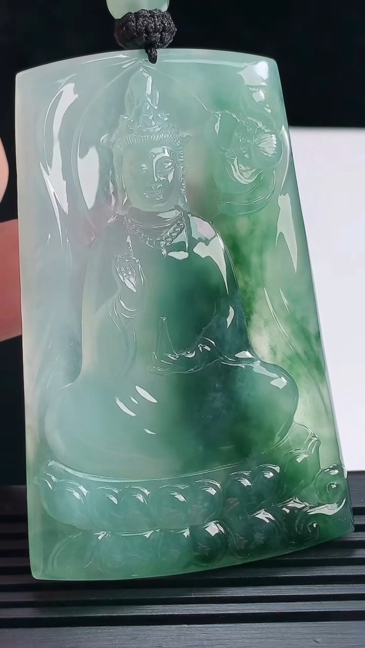 天然A货翡翠种飘花素衣观音吊坠，尺寸68.6-43.6-5 重量:42.60g
6月23日