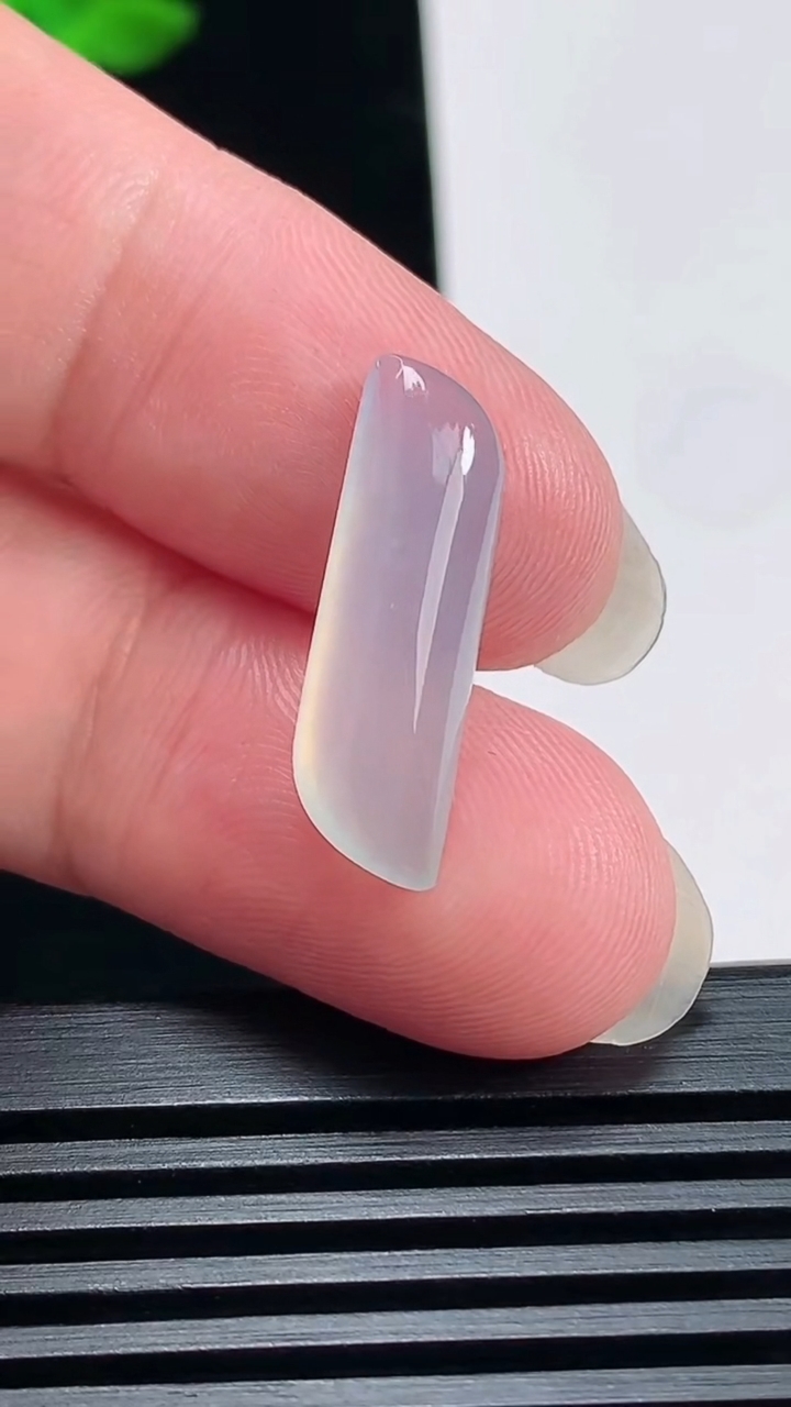天然A货翡翠随形镶嵌件，尺寸23-7-4.5 重量:1.49g
6月23日