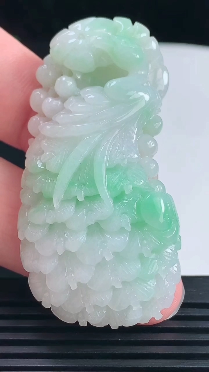 天然A货翡翠凤凰吊坠，尺寸57.5-28-12 重量:31.84g
6月23日