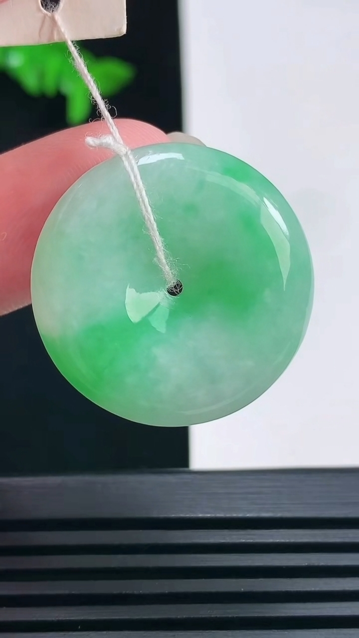 天然A货翡翠平安扣吊坠，尺寸26.5-6 重量:9.10g
6月23日