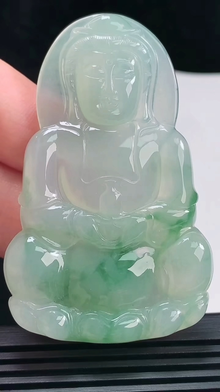 天然A货翡翠种飘花正装观音吊坠，尺寸66.5-42.5-5.8 重量:28.30g
6月23日