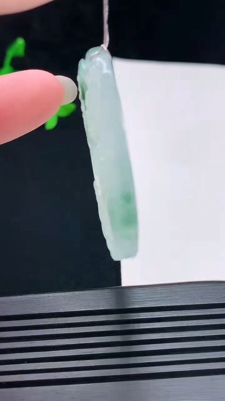 天然A货翡翠冰种飘花普贤菩萨吊坠，尺寸45.6-5.8 重量:25.11g
6月23日