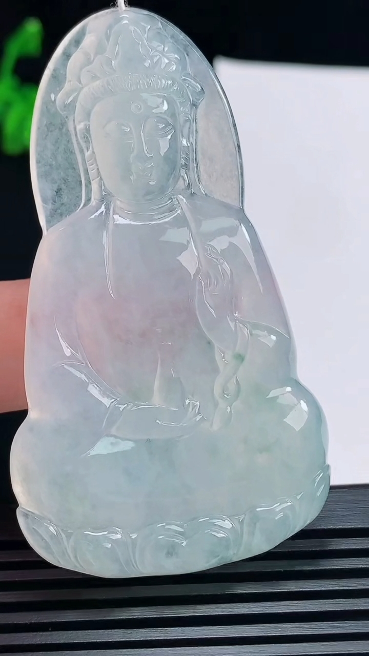 天然A货翡翠冰种飘花素衣观音吊坠，尺寸66-37.6-5.5 重量:27.28g
6月23日