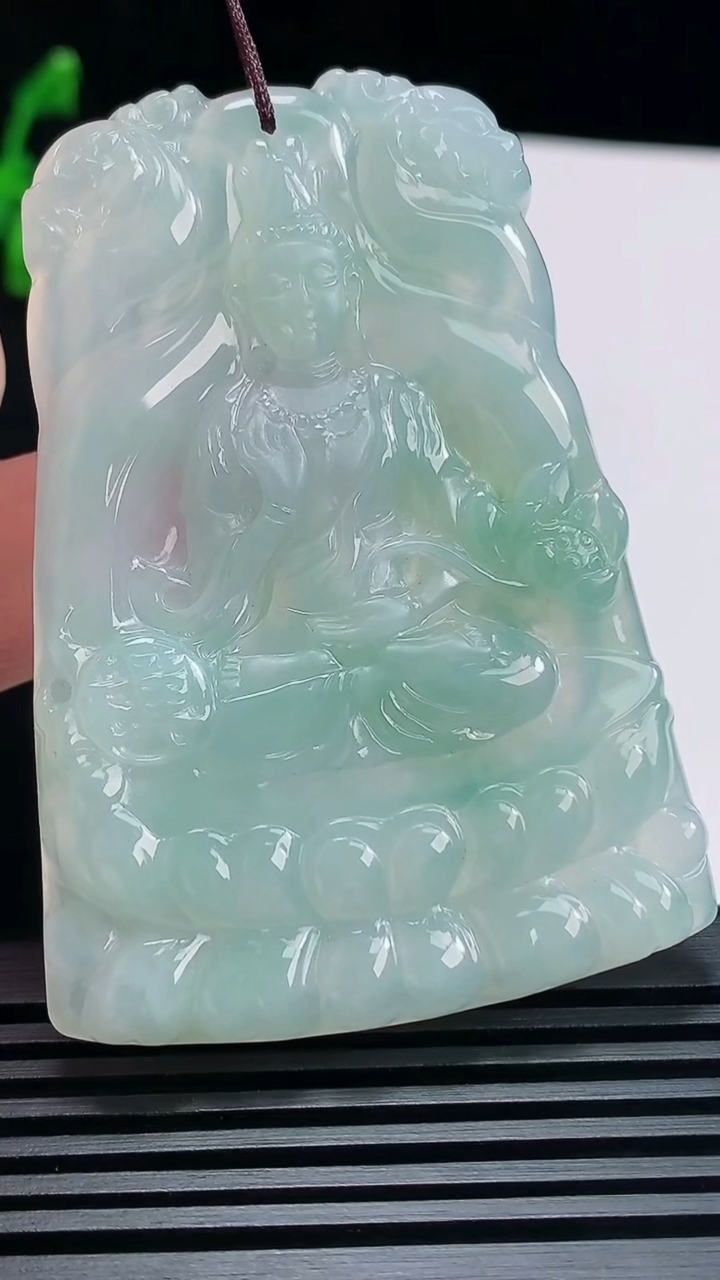 天然A货翡翠飘花大势至菩萨吊坠，尺寸61.8-44.5-5.5 重量:32.00g
6月23日