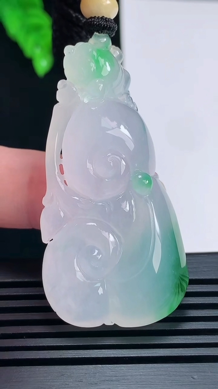 天然A货翡翠如意吊坠，尺寸51-27-10 重量:27.29g
6月23日