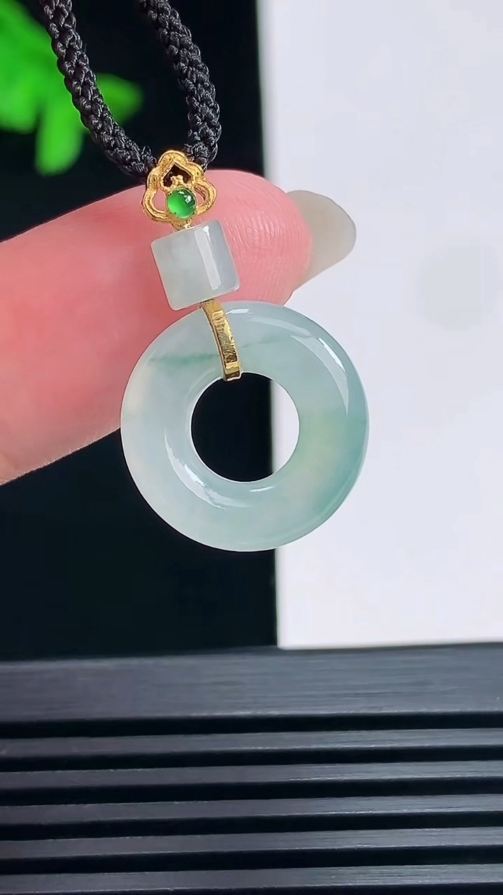 天然A货翡翠平安环吊坠，尺寸26-15.8-3.6 重量:2.00g
6月23日