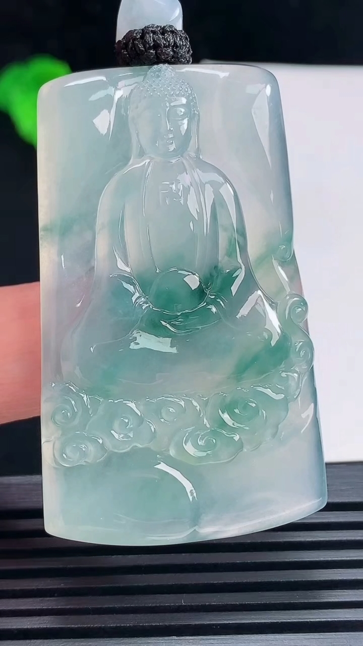 天然A货翡翠种飘花大日如来佛吊坠，尺寸52-31-5 重量:23.85g
6月23日