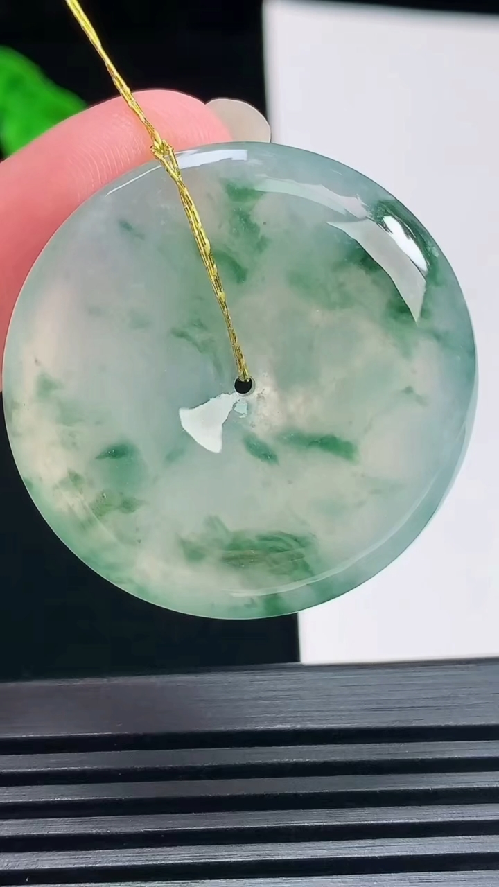 天然A货翡翠冰种飘花平安扣吊坠，尺寸35-6 重量:15.39g
6月23日