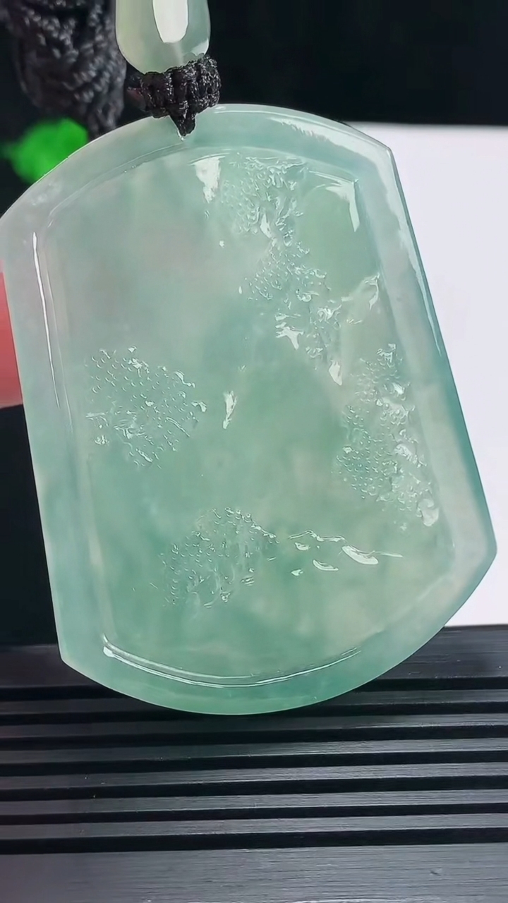 天然A货翡翠山水牌吊坠，尺寸56-43-7 重量:41.86g
6月23日