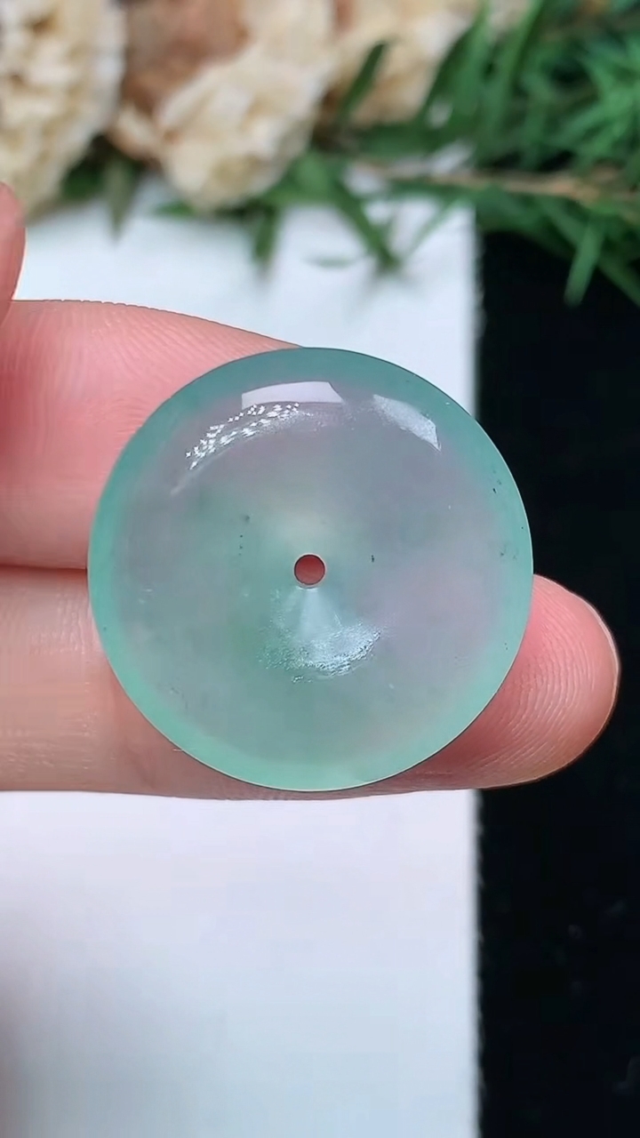 天然A货翡翠平安扣吊坠，尺寸21-5.6，重量:4.96g
6月23日