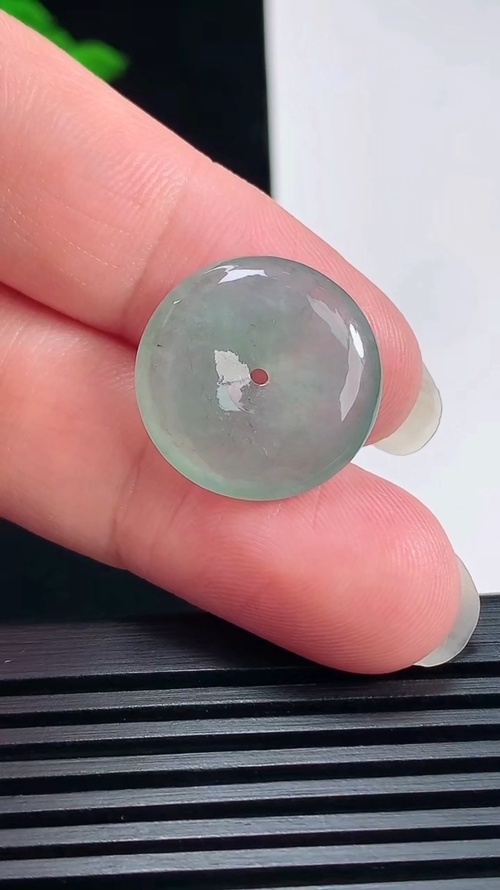 天然A货翡翠飘花平安扣吊坠，尺寸19.5-4.5 重量:3.52g
6月23日