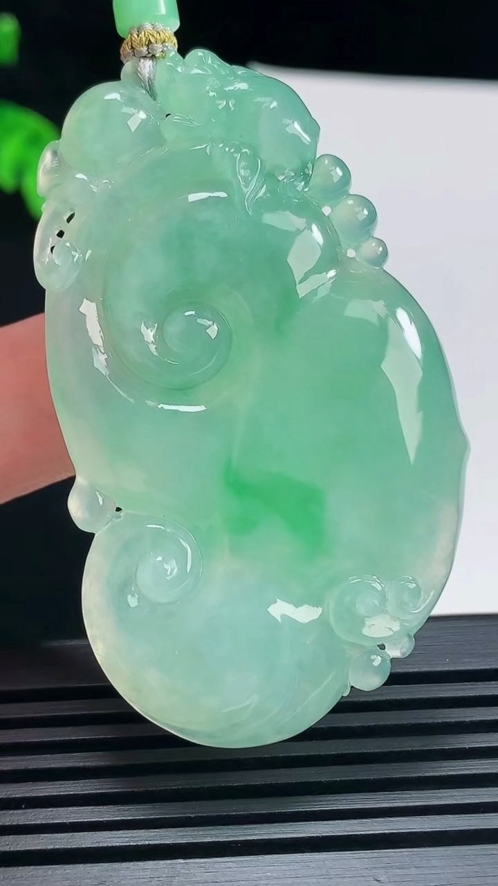 天然A货翡翠如意吊坠，尺寸59.5-35-7 重量:30.62g
6月23日