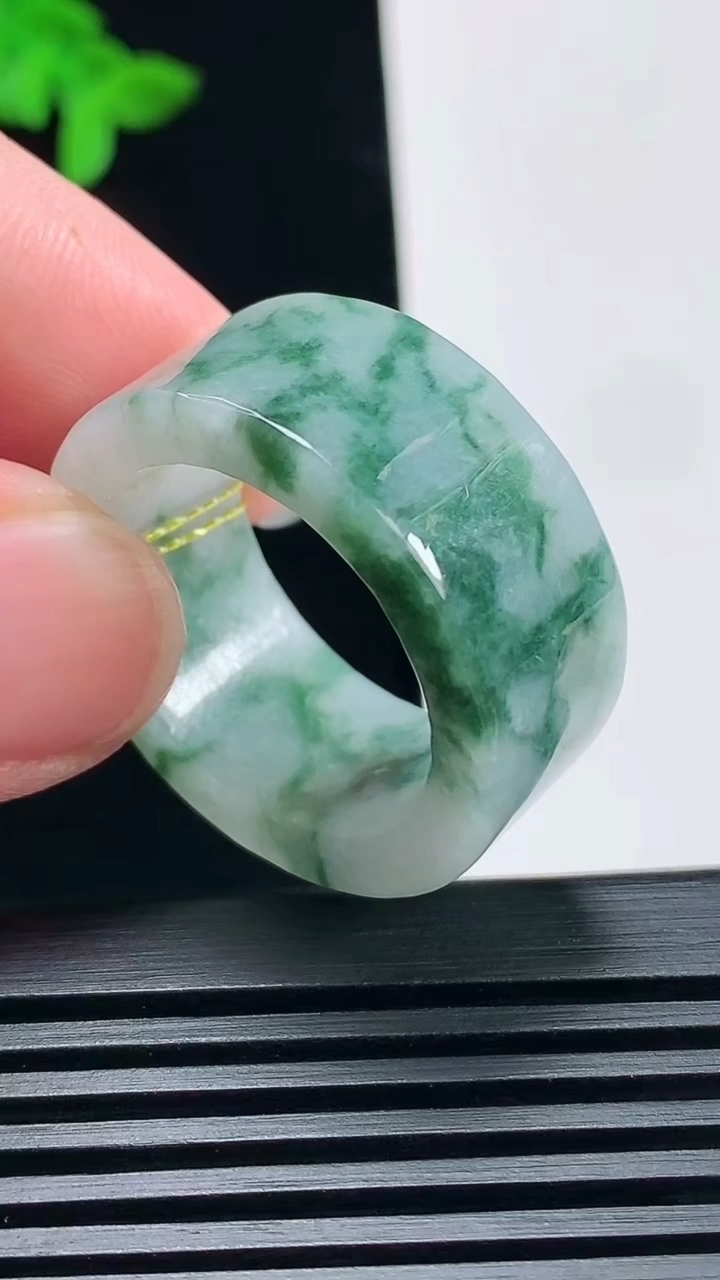 天然A货翡翠飘花素面玉扳指 戒指，尺寸22.5-12-4 重量:13.54g2026年6月23日
工