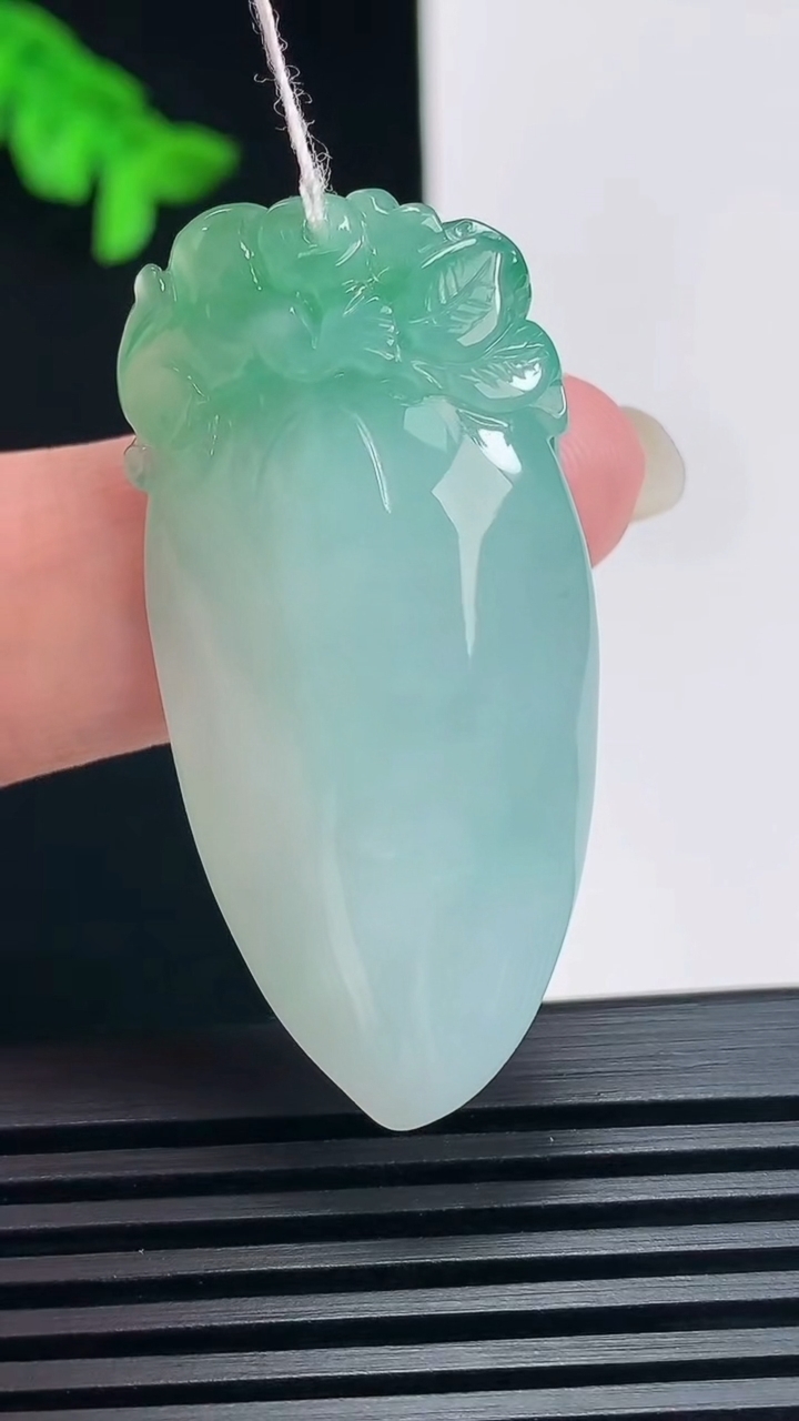 天然A货翡翠福瓜吊坠，尺寸45-21.5-10.5 重量:18.44g
6月23日