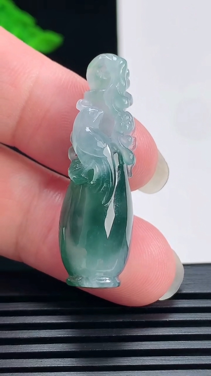 天然A货翡翠飘花花瓶吊坠，尺寸38.6-12.2-10 重量:8.41g
6月23日