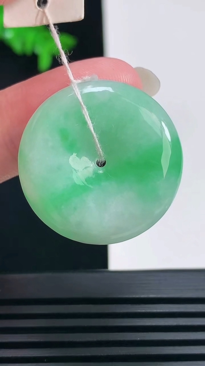 天然A货翡翠平安扣吊坠，尺寸26.5-6 重量:9.10g
6月23日