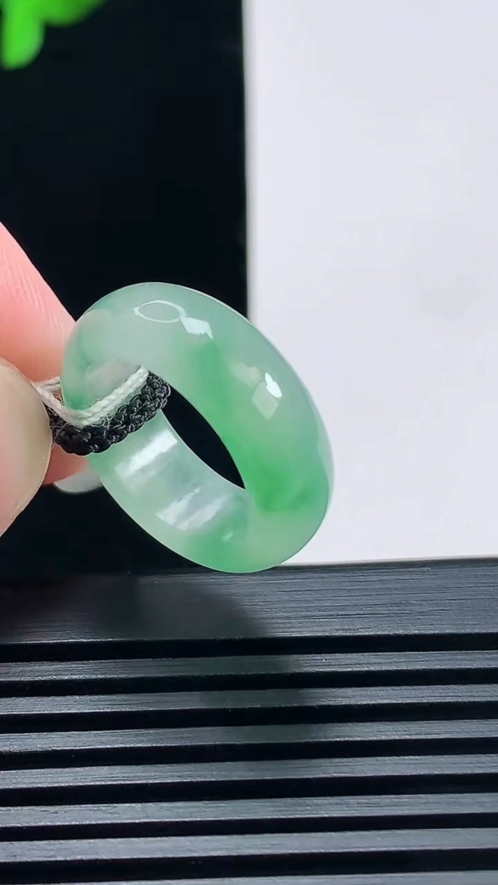 天然A货翡翠玉指环 戒指，尺寸15.5-6.6-3 重量:3.71g2026年6月23日
工厂直销收藏佳品,种好水足，色泽均匀，有种有色，上手高大气！