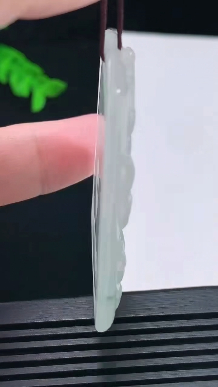 天然A货翡翠种飘花千手观音菩萨吊坠，尺寸51.6-35.5-5.6 重量:20.44g
6月23日