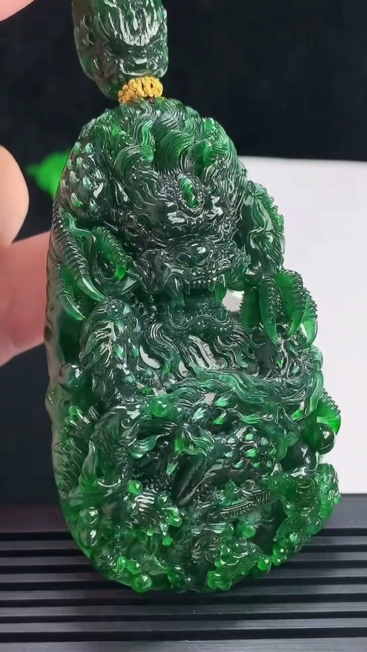 天然A货翡翠龙牌吊坠，尺寸69.2-43-13 重量:70.87g
6月23日