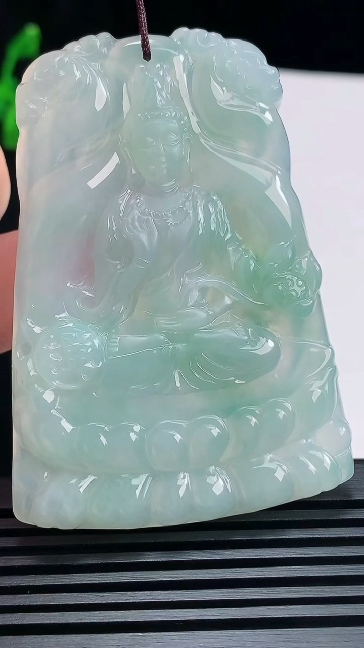 天然A货翡翠飘花大势至菩萨吊坠，尺寸61.8-44.5-5.5 重量:32.00g
6月23日