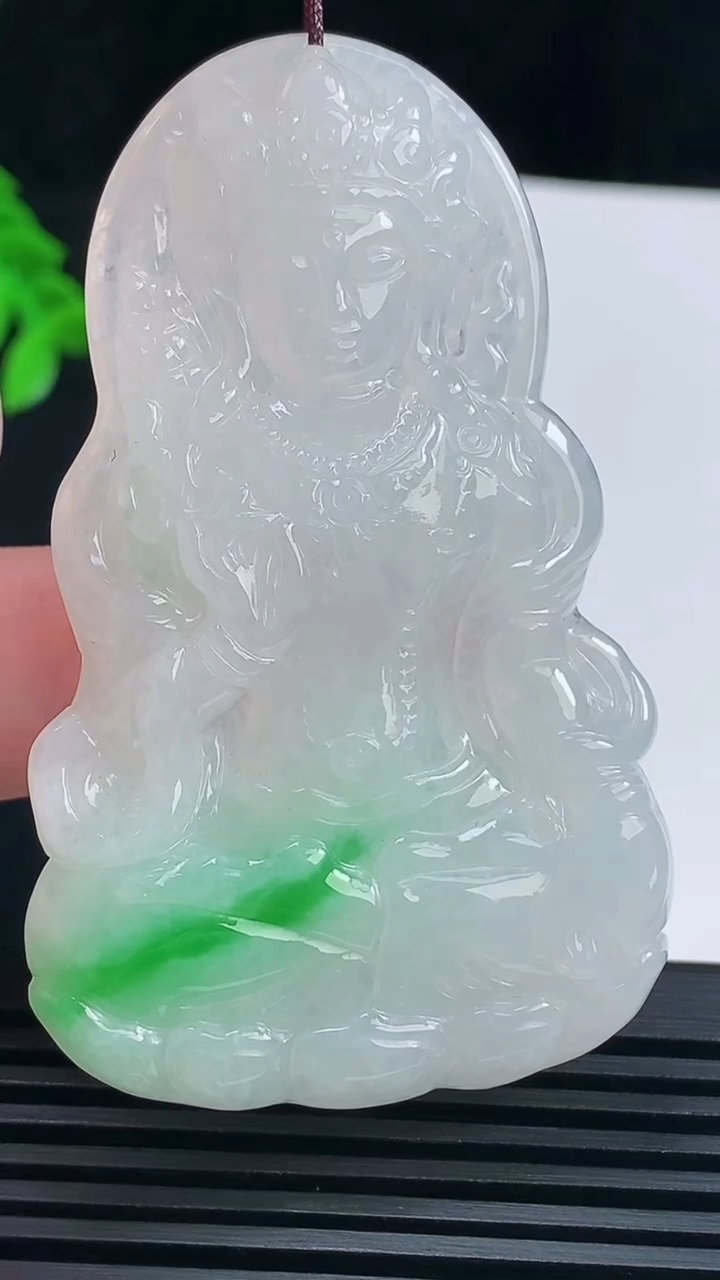 天然A货翡翠度母菩萨吊坠，尺寸65-40-5.5 重量:25.81g
6月23日