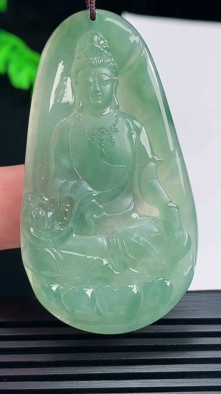 天然A货翡翠大势至菩萨吊坠，尺寸58-32-4.2 重量:16.89g
6月23日