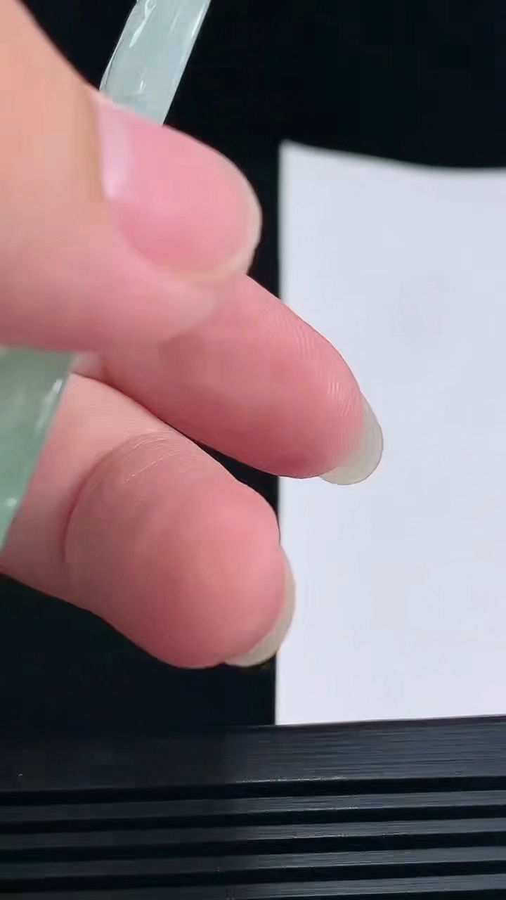 天然A货翡翠种飘花正装观音吊坠，尺寸66.5-42.5-5.8 重量:28.30g
6月23日
