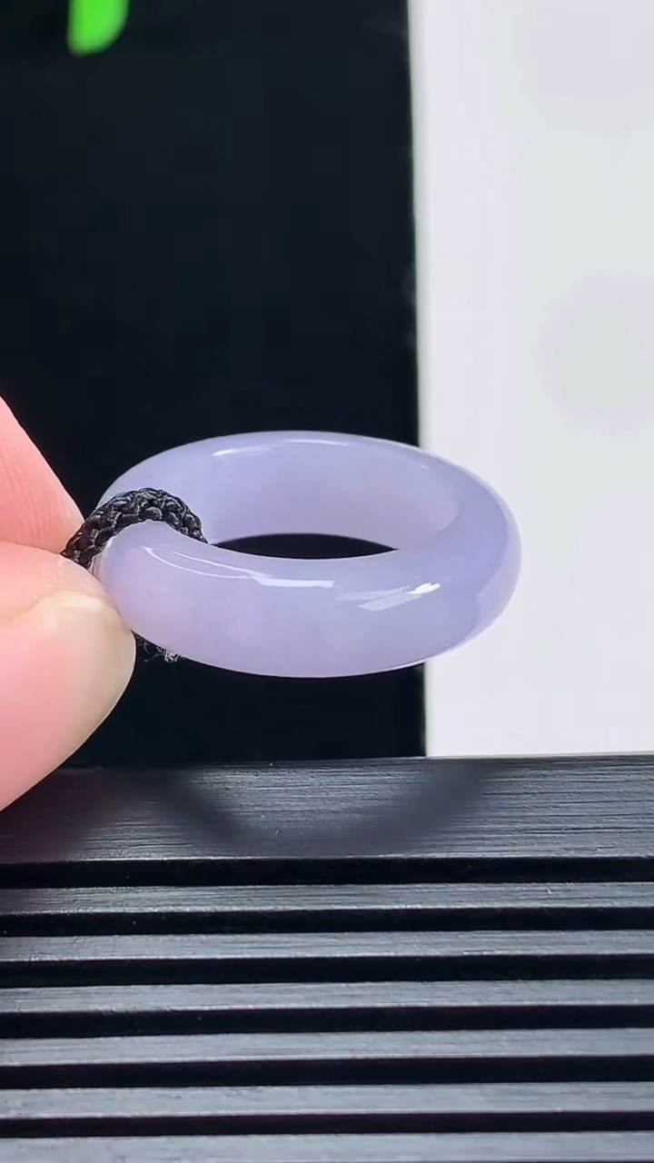 天然A货翡翠紫罗兰玉指环 戒指，尺寸15.6-5.6-4 重量:4.13g2026年6月23日
工厂直销收藏佳品,种好水足，色泽均匀，有种有色，上手高大气！