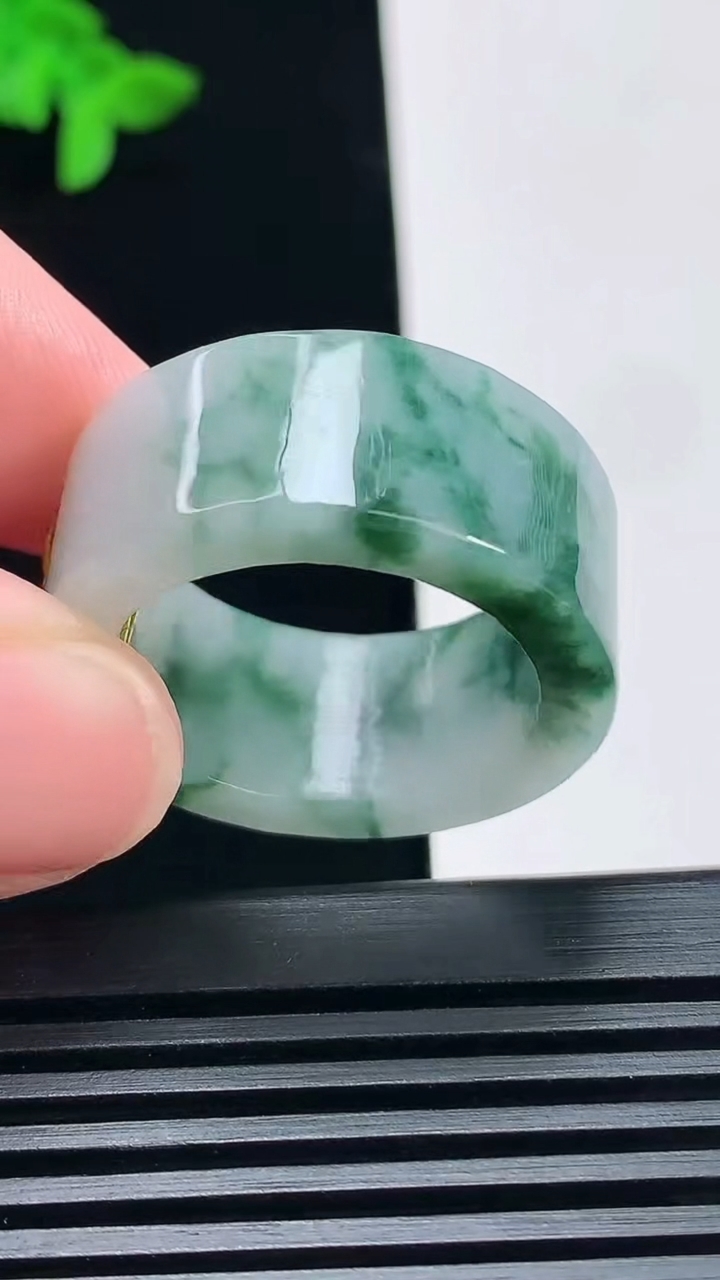 天然A货翡翠飘花素面玉扳指 戒指，尺寸22.5-12-4 重量:13.54g2026年6月23日
工厂直销收藏佳品,种好水足，色泽均匀，有种有色，上手高大气！