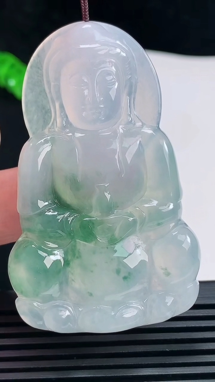 天然A货翡翠种飘花正装观音吊坠，尺寸61-38-6 重量:25.30g
6月23日