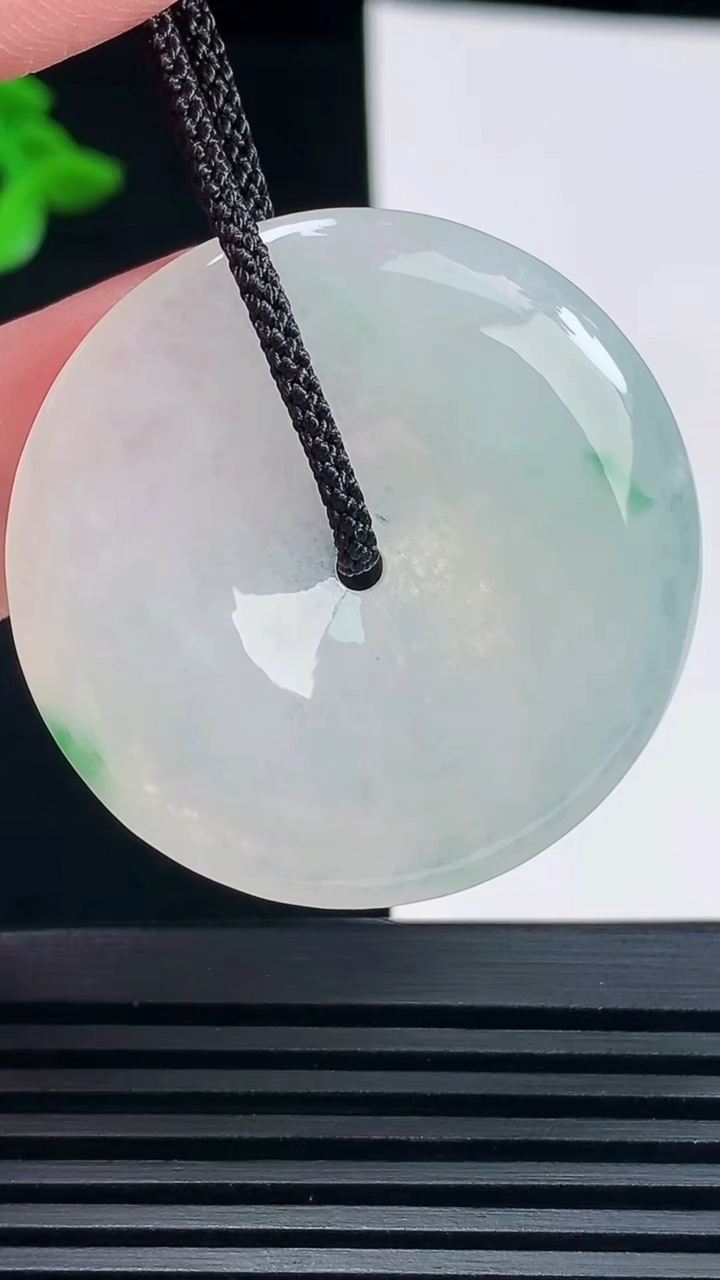 天然A货翡翠平安扣吊坠，尺寸37-5.5 重量:16.46g
6月23日