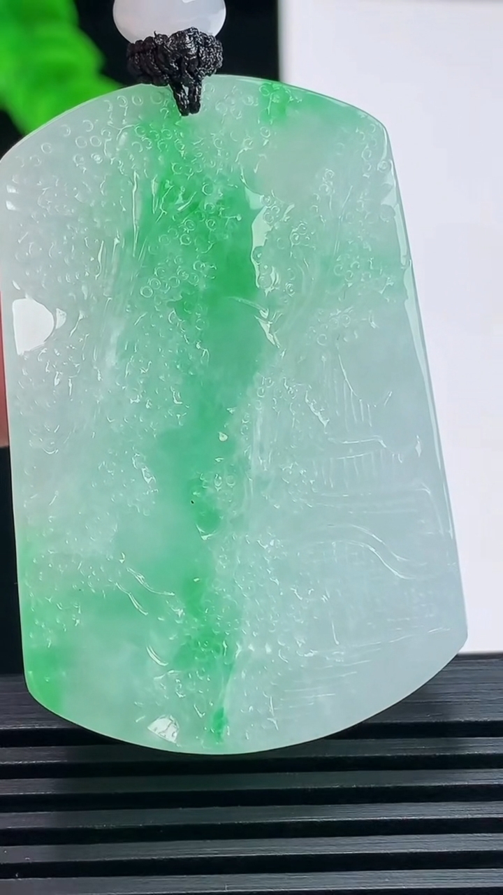 天然A货翡翠山水牌吊坠，尺寸48-32-11 重量:35.91g
6月23日