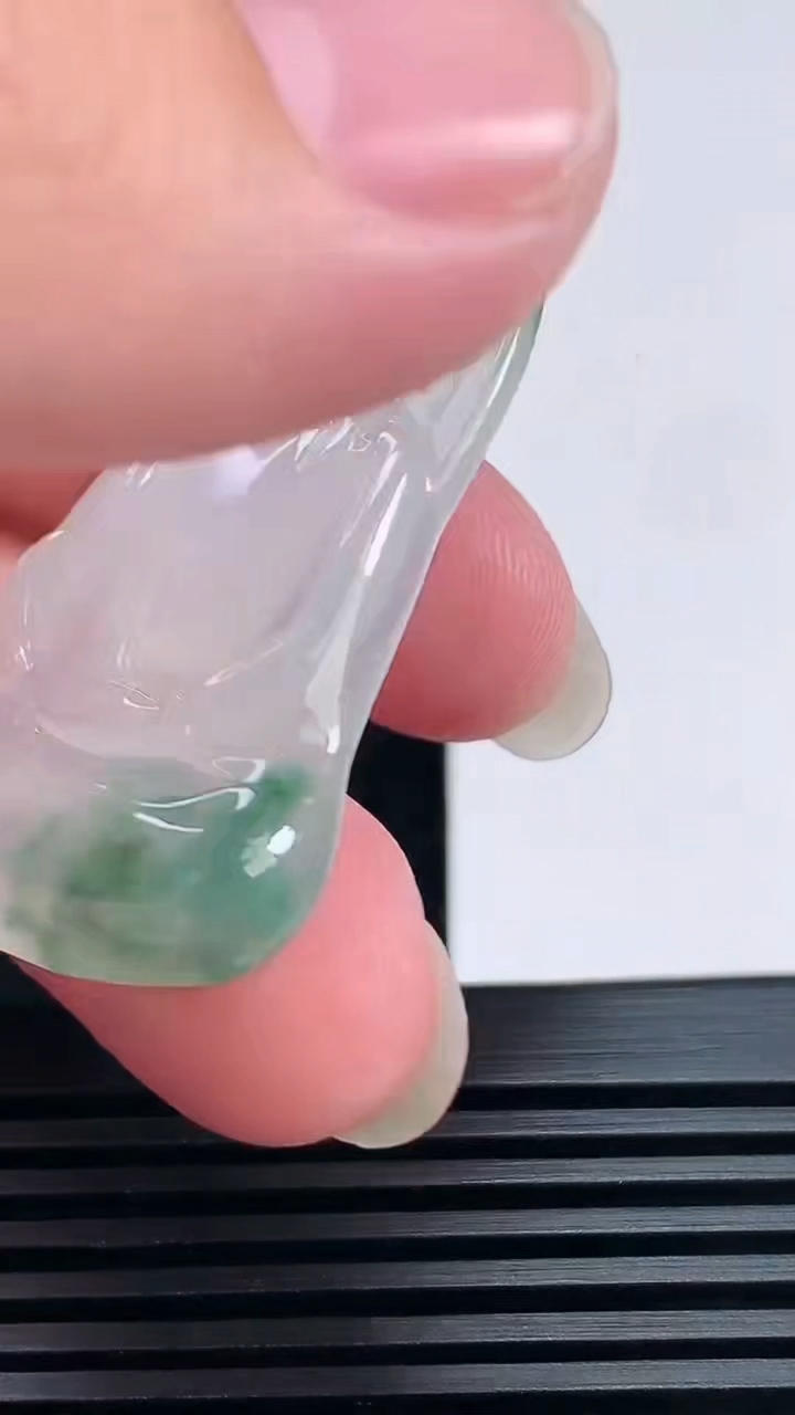 天然A货翡翠冰种飘花素衣观音吊坠，尺寸45-27.2-5 重量:10.47g
6月23日
