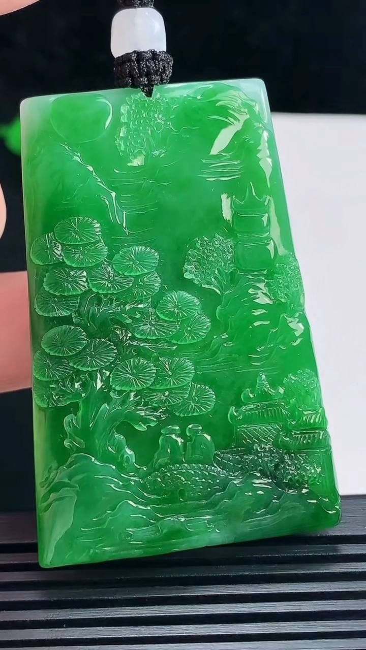 天然A货翡翠山水牌吊坠，尺寸59-39-6 重量:42.32g
6月23日