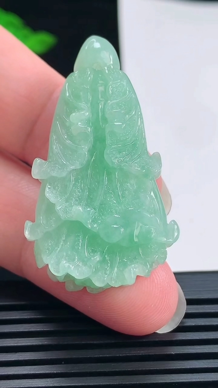 天然A货翡翠白菜吊坠，尺寸43.5-25-11.5 重量:15.63g
6月23日