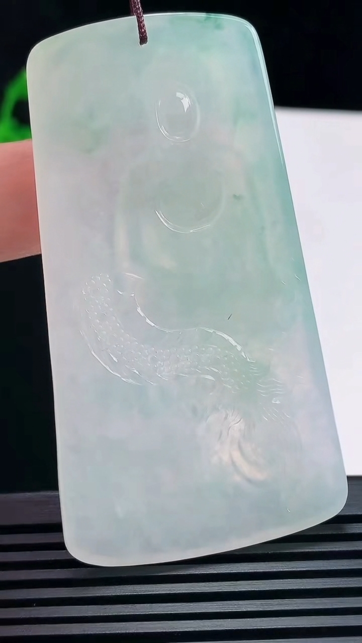 天然A货翡翠御龙阿弥陀佛吊坠，尺寸70-38.6-5.5 重量:34.37g
6月23日