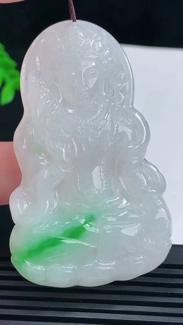 天然A货翡翠度母菩萨吊坠，尺寸65-40-5.5 重量:25.81g
6月23日