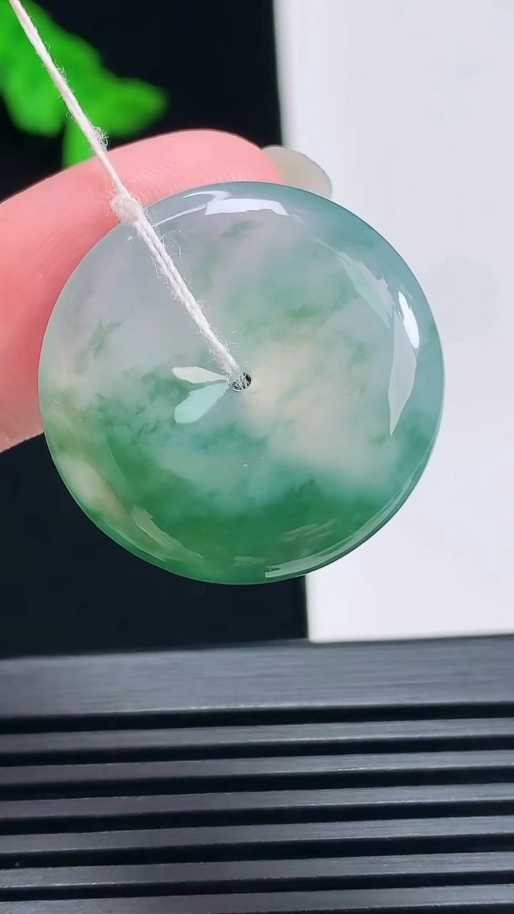 天然A货翡翠冰种飘花平安扣吊坠，尺寸25.6-5.5 重量:7.61g
6月23日